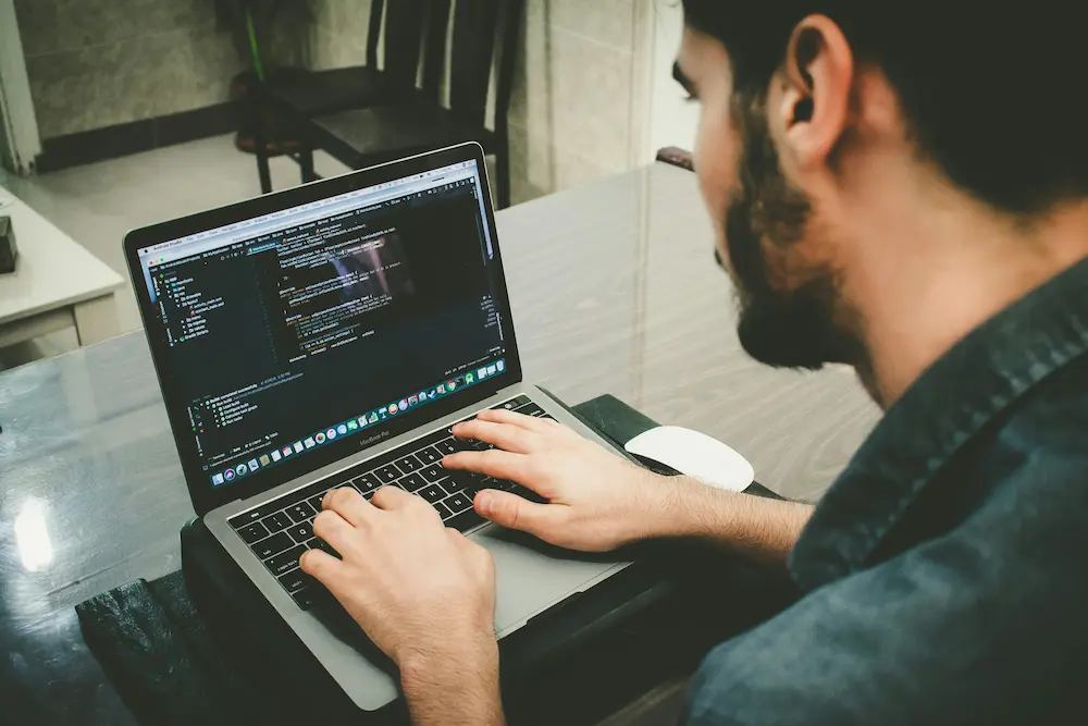 Ilustración de un desarrollador web programando en su ordenador